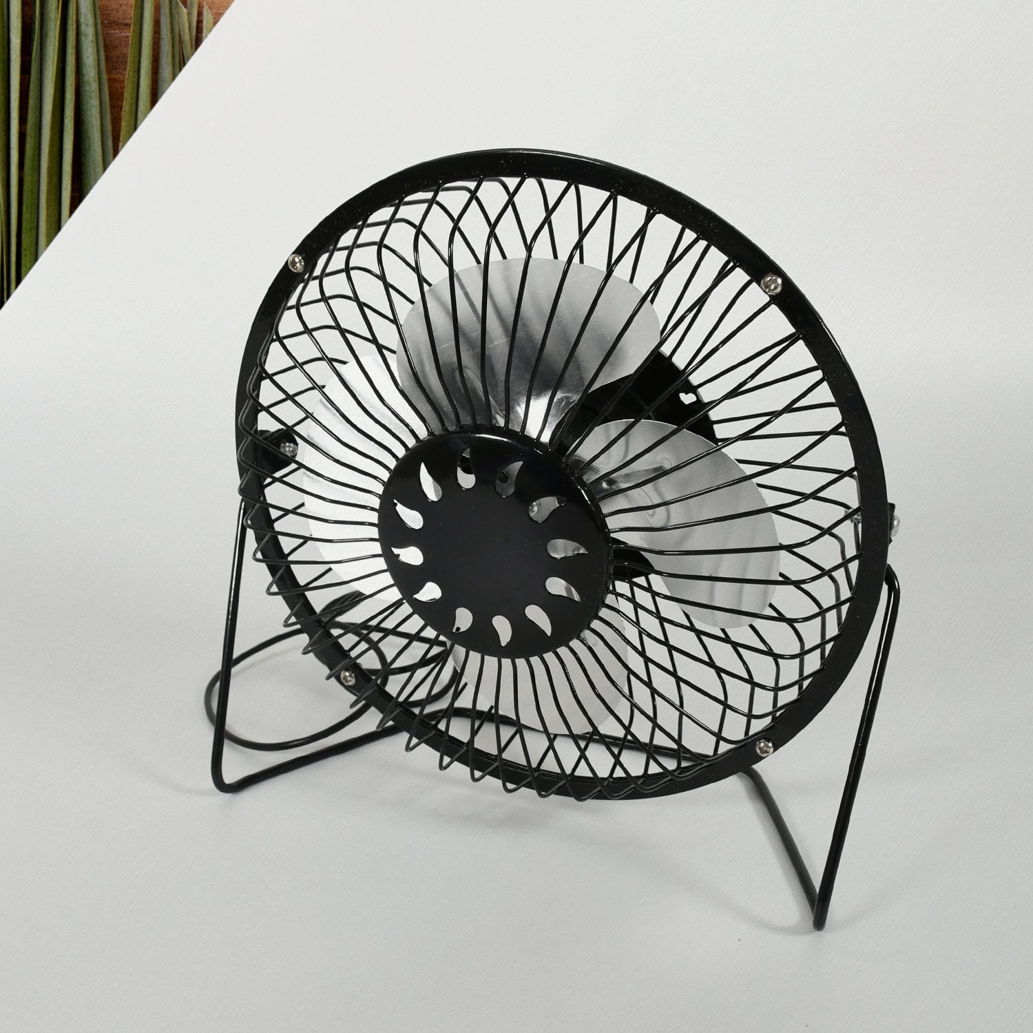 USB Table Desk Personal Metal Electronic Fan, Compatible with Computers, Laptops, Student Dormitory, Suitable For Office, School Use (1 Pc) USB Table Desk Personal Metal Electronic Fan, Compatible with Computers, Laptops, Student Dormitory, Suitable For Office, School Use (1 Pc)